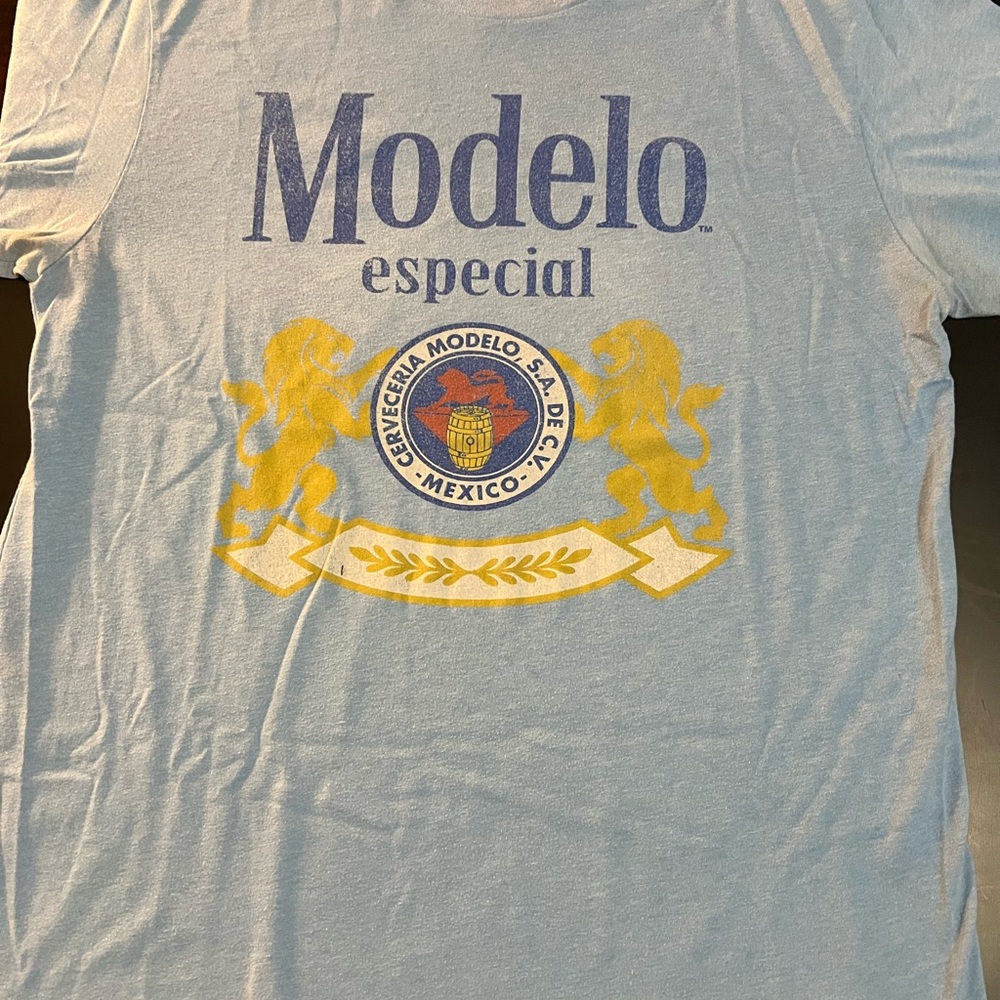 “Modelo Especial” Graphic T-Shirt